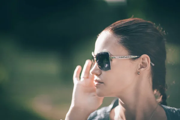 Close up. beautiful modern girl in sunglasses — Stock Photo, Image