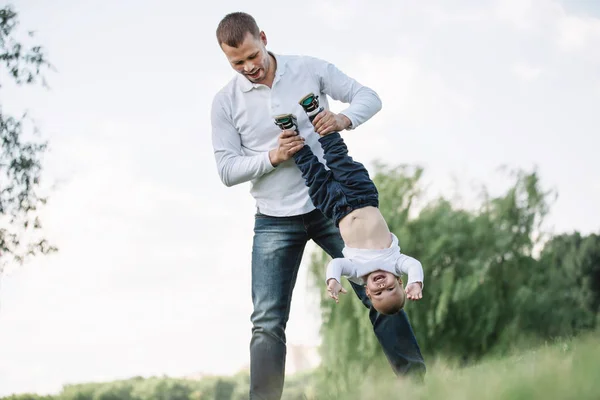 Šťastný otec hrál s jeho malý syn. — Stock fotografie