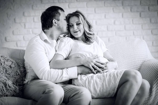 Foto in retro style.portrait van gelukkige man met zijn zwangere vrouw — Stockfoto