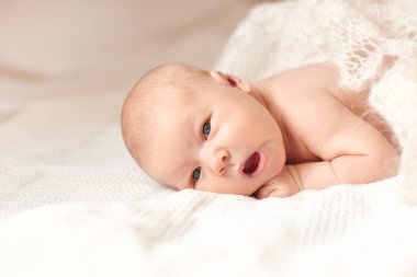 Yeni doğan bebek yatakta yatıyordu şaşırttı.