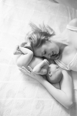 Mutlu anne ve tatlı yeni doğmuş kızı.