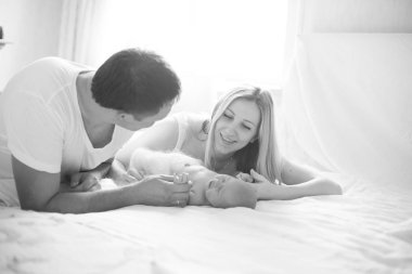 mutlu anne onların yeni doğan kızı arıyorum