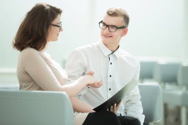 ofiste otururken el sıkışan iş ortakları gülümseyen.