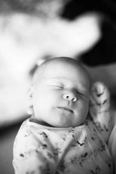 Foto en blanco y negro en estilo retro. Un bebé recién nacido bastante dormido —  Fotos de Stock