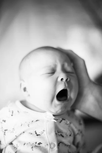Close-up. Portret van een huilende pasgeboren baby. — Stockfoto