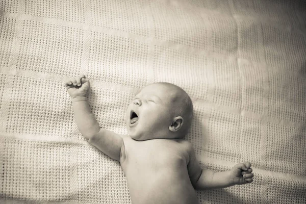 Close-up. Portret van een gapende pasgeboren baby. — Stockfoto