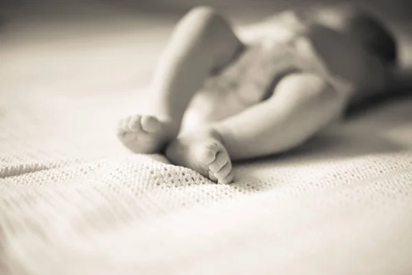 Achtergrondafbeelding van een pasgeboren baby liggend op de Bank. — Stockfoto