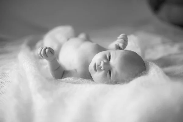 Imagen en blanco y negro de un bebé recién nacido bonito —  Fotos de Stock