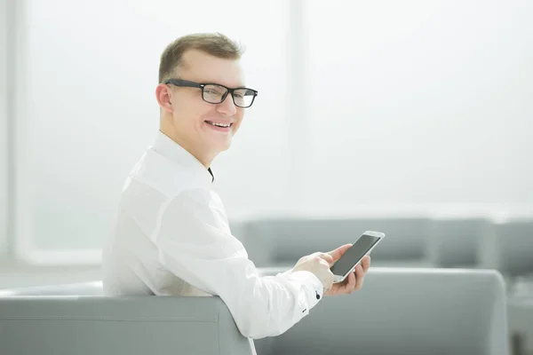 Jeune homme d'affaires tapant SMS sur son smartphone . — Photo