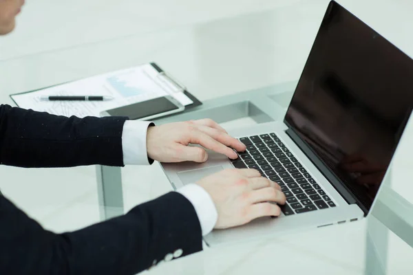 Close-up. jonge zakenman typen op laptop. — Stockfoto