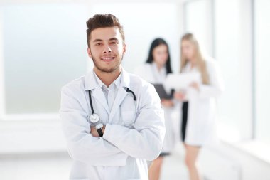 tıp merkezine koridorda duran başarılı çocuk doktoru