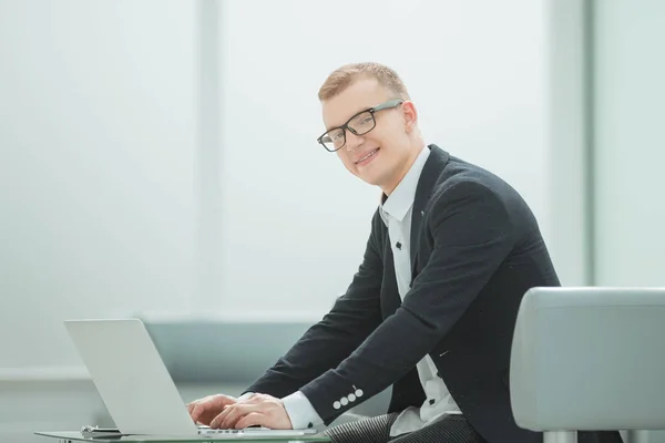 Homme d'affaires utilise un ordinateur portable pour travailler avec des documents — Photo