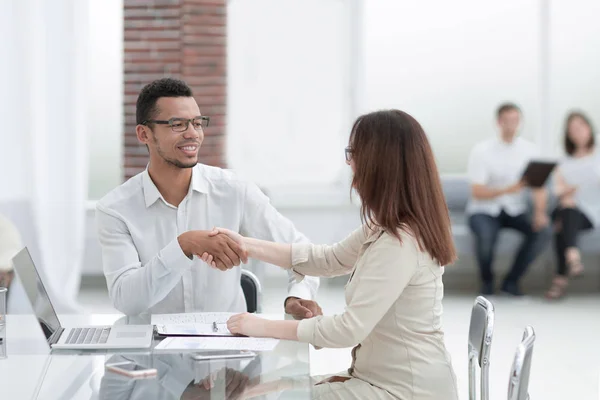 Hombre de negocios y mujer de negocios haciendo un trato en la sala del centro de negocios — Foto de Stock