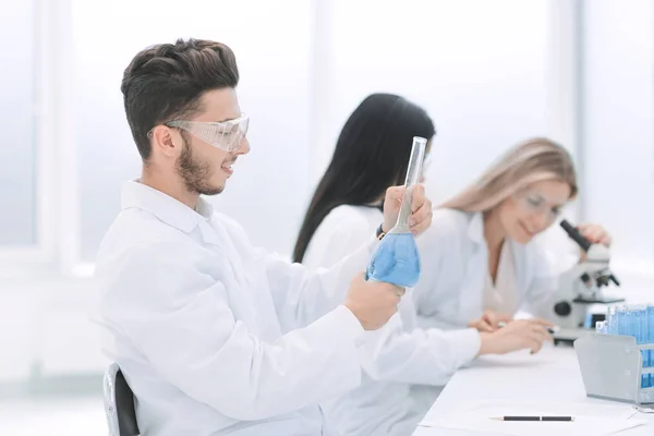 일단 의과 학자들 이 실험실에서 액체를 조사한다 — 스톡 사진