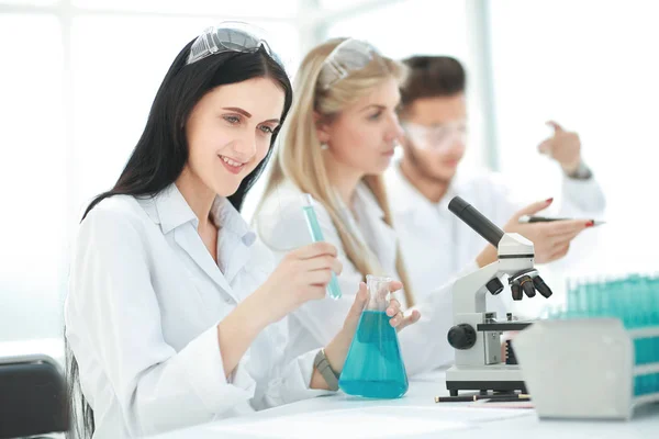 Bir grup genç bilim adamı laboratuvarda araştırma yapıyor. . — Stok fotoğraf