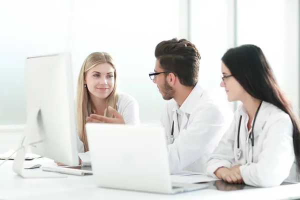 Groupe d'experts médicaux discutant de l'information en ligne. — Photo