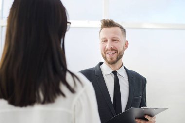 up.Smiling işkadını ofis Pano konumu olan kapatın