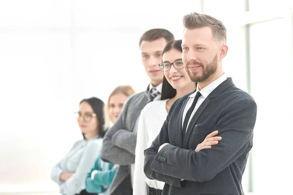 Tim bisnis yang percaya diri berdiri di kantor yang cerah — Stok Foto