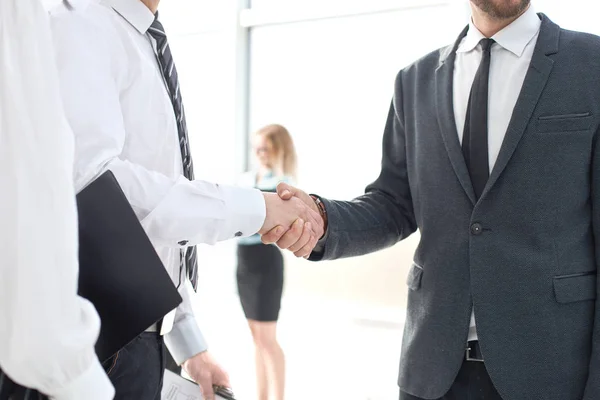 Handshake obchodní partneři stojící v kanceláři — Stock fotografie