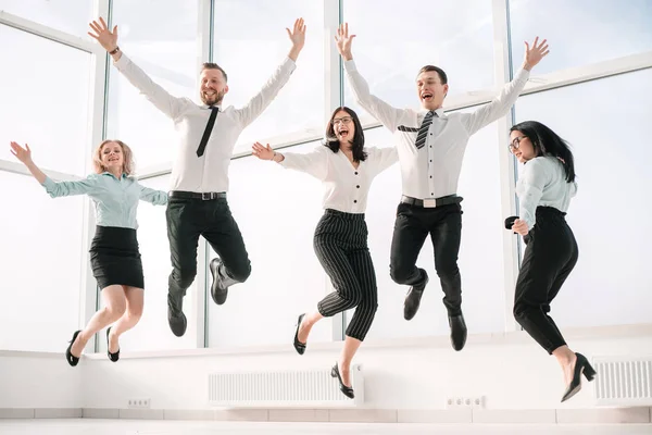 Πολύ χαρούμενος επιχειρηματική ομάδα χαίρεται στο ευρύχωρο γραφείο — Φωτογραφία Αρχείου