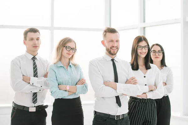 Framgångsrikt affärsteam står i ett ljust kontor — Stockfoto