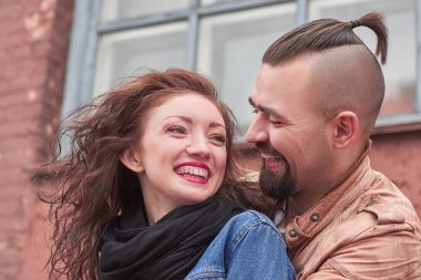 seven şehrin arka plan üzerinde çift up.beautiful kapatın .