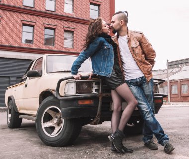 Romantik Çift ayakta şehir park yerinde car yakınındaki