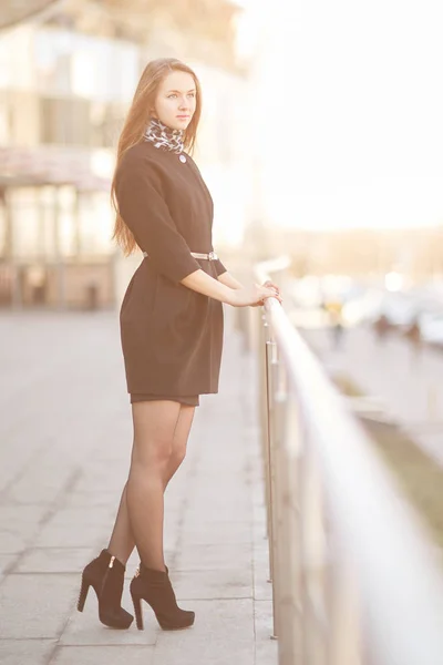Young businesswoman standing near a modern office building — Stock Photo, Image