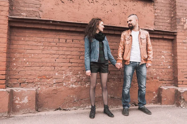 Romantica coppia innamorata in piedi vicino al vecchio edificio della città . — Foto Stock