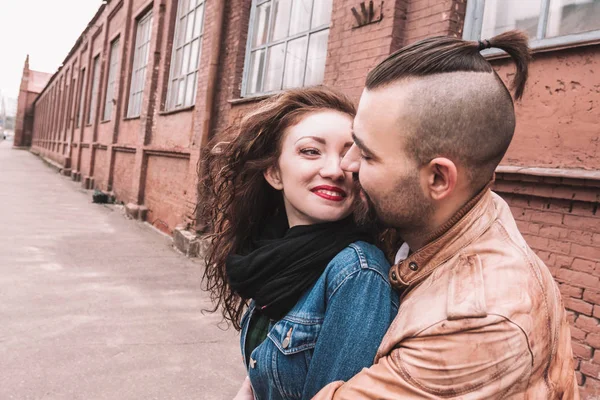 Портрет счастливой любящей пары на фоне старого здания города — стоковое фото