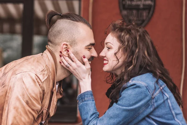 Casal apaixonado sentado a uma mesa em um café da cidade . — Fotografia de Stock