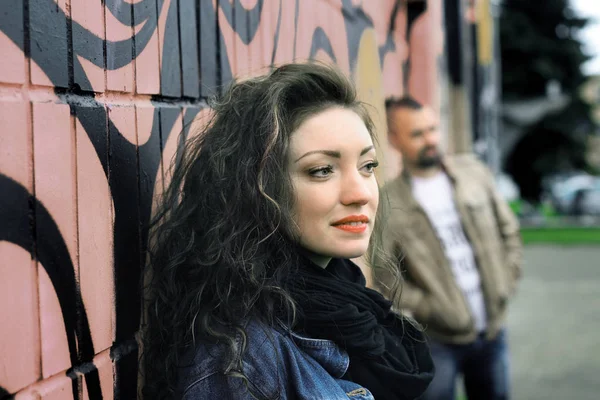 Jeune femme élégante debout près du mur. — Photo