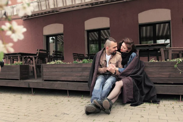 Paar verliefd zittend op een bankje in de stad straat. — Stockfoto