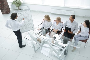 İş adamı yeni pazarlama planını iş arkadaşlarına sunuyor..