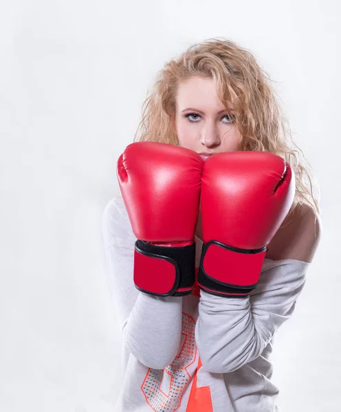 Сучасна молода жінка в рукавичках з червоного боксу — стокове фото