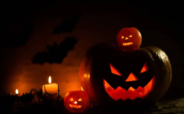 Composición para Halloween.candle y calabazas ominosas sobre fondo oscuro —  Fotos de Stock