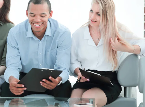 Business-team med laptop under en paus i arbetet — Stockfoto