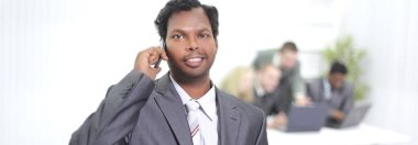 bir cep telefonu ile başarılı bir çalışan portresi