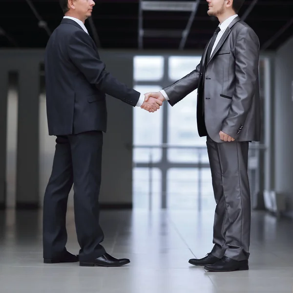 Közelről. kézfogás a két üzleti ember az irodában. — Stock Fotó
