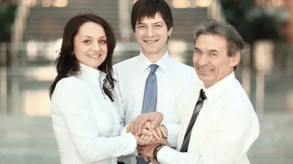 Mão juntos grupo escritório trabalho em equipe mostrar o poder do sucesso — Fotografia de Stock