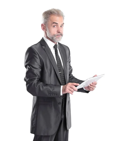 Moderner Geschäftsmann liest Text auf einem digitalen Tablet.isoliert auf grauem Hintergrund — Stockfoto