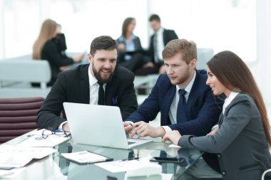 başarılı iş takım çalışmalarını planlamak için bir dizüstü bilgisayar kullanır.