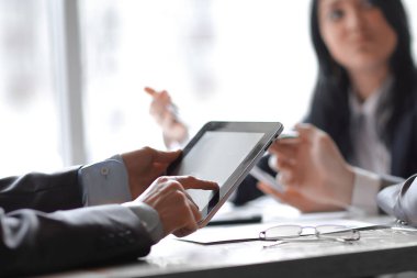 mali verileri denetlemek için dijital tablet işadamı kullanır