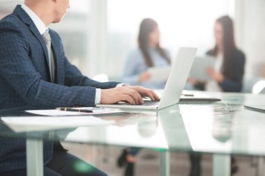 işadamı Desk.photo laptop kopya alanı ile çalışma