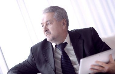 düşünceli işadamı ile dijital tablet.people ve teknoloji