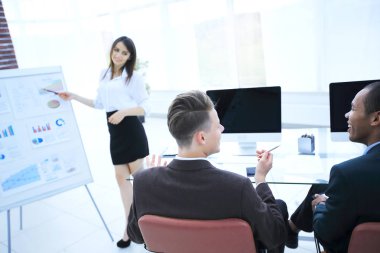 iş ortakları yeni ticaret projeyi tartışmak