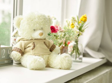 Masadaki şirin oyuncak ayı oyuncak