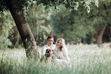 Genç çift ve onların evde beslenen hayvan dışarı parkta bir yürüyüş için vardır