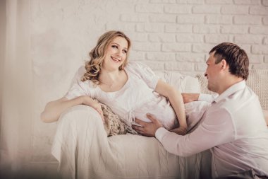 sevgi dolu koca, yavaşça onun hamile eşi hugs.