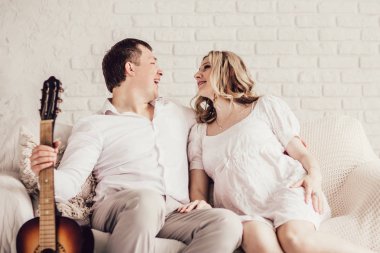 mutlu genç çift serbest zaman birlikte geçirir.